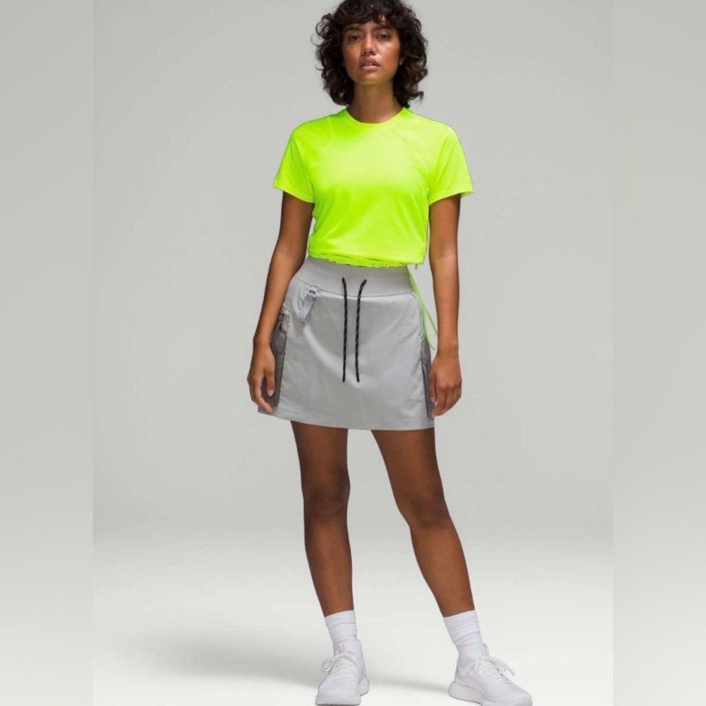 Lululemon Size 6 Lightweight Cinched Hem Hiking T-Shirt in Hi-Vis Yellow